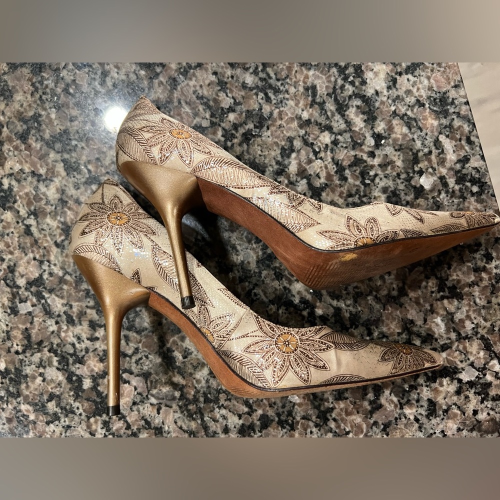 Elegant Floral Embroidered Heels - Picture 7 of 8